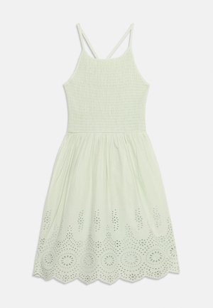 Lys grønn ermeløs sommerkjole med smokkert liv, kryssede stropper og bølgete blonder med hullmønster nederst.