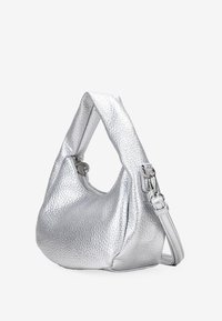 Bolso de mano de cuero plateado con un acabado texturizado, que presenta una forma curva, un asa superior sencilla y una correa desmontable con herrajes plateados.