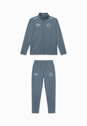 Graue Jacke mit durchgehendem Reißverschluss und passende Hose mit elastischem Bund, Seitentaschen und zwei hellen Logos auf Brust und Oberschenkel.