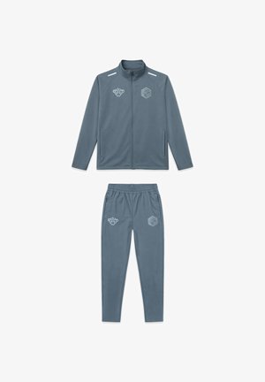 Graue Jacke mit durchgehendem Reißverschluss und passende Hose mit elastischem Bund, Seitentaschen und zwei hellen Logos auf Brust und Oberschenkel.