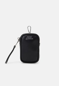 Kleine zwart leren pouch met zilveren rits en clip, voorzien van een polsband en een zilveren logo op de voorkant.