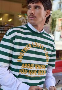 Bershka SHORT SLEEVE  - Triko s potiskem - evergreen