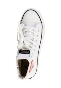 Sneaker alta in canvas bianco con suola in gomma nera, lacci bianchi e patch con logo rosso. Presenta occhielli in argento e una fodera interna a motivo.