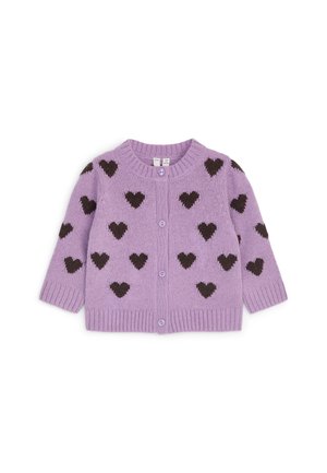 Cardigan bébé tricoté lilas avec motifs en forme de cœur noirs et boutons devant, avec poignets et ourlet côtelés.