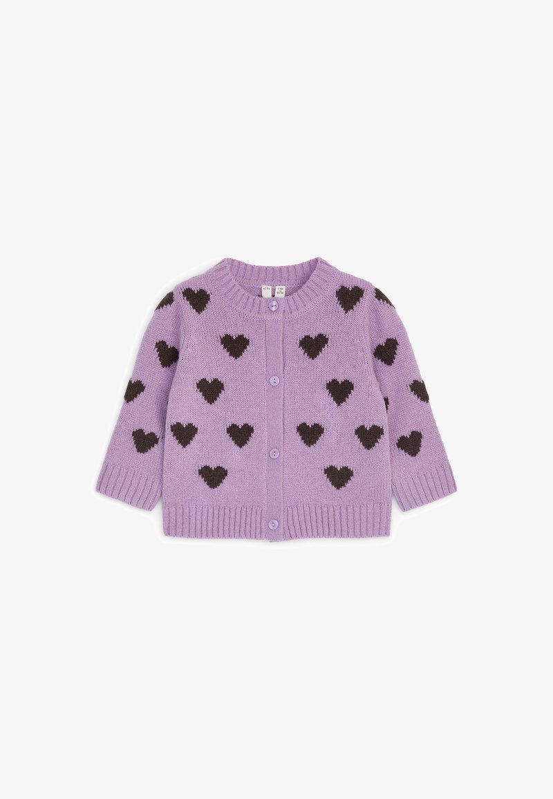 Cardigan bébé tricoté lilas avec motifs en forme de cœur noirs et boutons devant, avec poignets et ourlet côtelés.