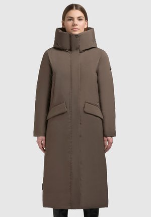 Hosszú barna bélelt kabát magas gallérral, patentgombokkal, két első zsebbel és egyenes sziluettel. Simák a felülete, vízálló anyagból készült.