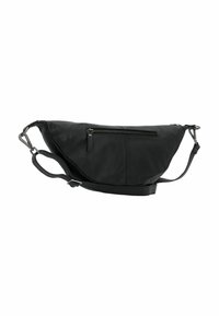 Borsa a tracolla in pelle nera con un design curvo. Presenta una tasca frontale con zip, una tracolla regolabile e una texture sottile.