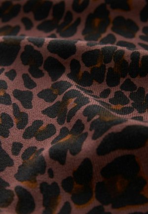 Tkanina s leopardím vzorom na ružovkastom základe, s tmavými čiernymi škvrnami a jemnými náznakmi hnedej. Textúra sa zdá byť mäkká a mierne elastická.