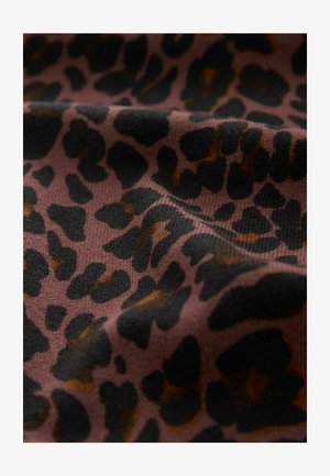 Tkanina s leopardím vzorom na ružovkastom základe, s tmavými čiernymi škvrnami a jemnými náznakmi hnedej. Textúra sa zdá byť mäkká a mierne elastická.