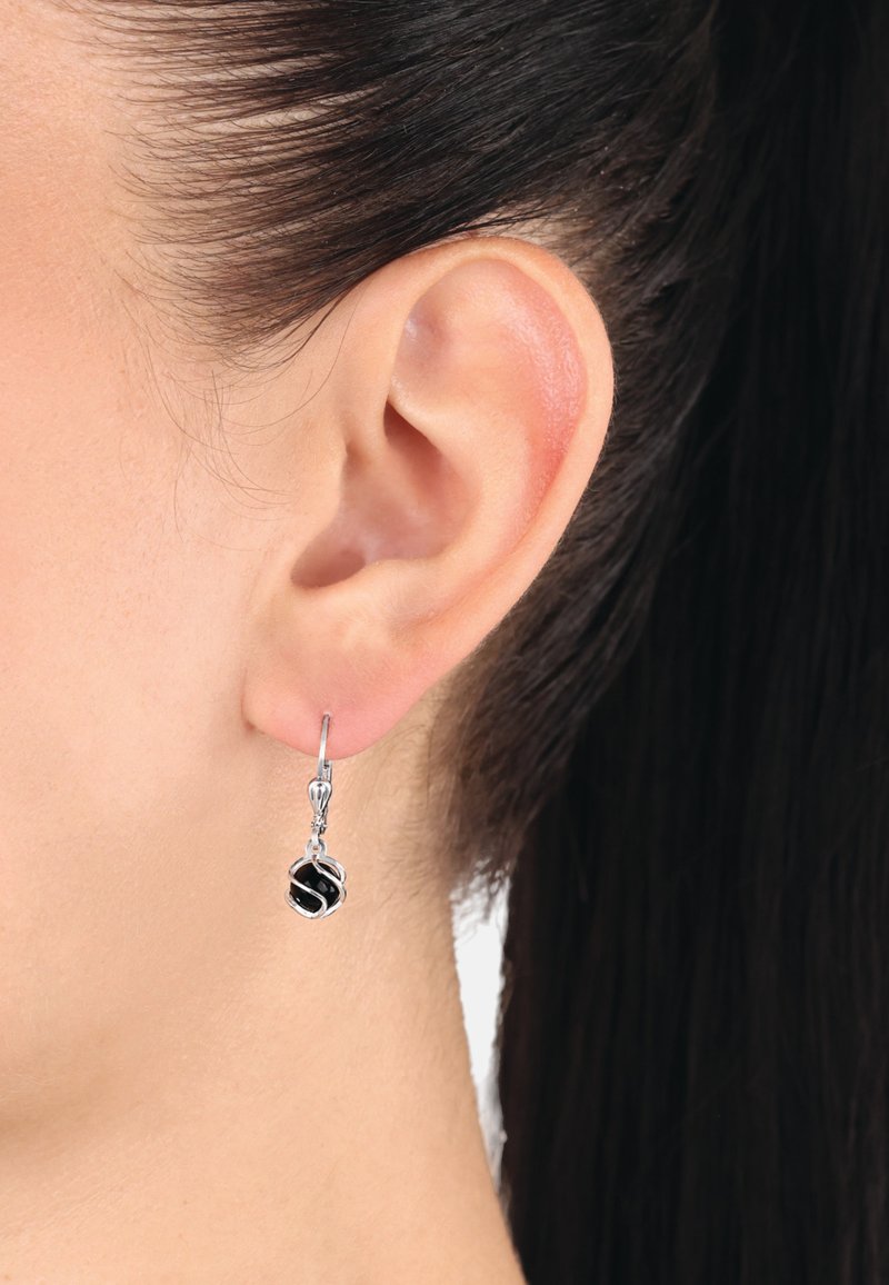 Orecchini a cerchio in argento con un design attorcigliato e un accento nero al centro. Pendono sotto il lobo dell'orecchio e hanno una finitura brillante.