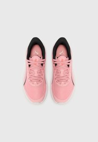 Baskets de sport rose clair avec des accents noirs, partie supérieure en maille et semelle extérieure blanche contrastante. Elles présentent des lacets et des détails de logo sur la languette.