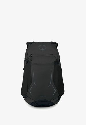 Mochila negra Osprey Hikelite 32 con bolsillo frontal con cremallera, bolsillos laterales de malla y correas de hombro acolchadas.