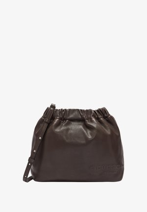 Braune Leder-Beuteltasche mit gerafftem oberen Rand, verstellbarem Schulterriemen und eingeprägtem "LIEBESKIND BERLIN"-Logo an der Seite. Glatte Textur.