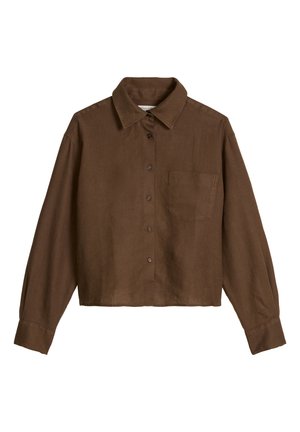 Cămașă maro cu mâneci lungi, nasturi, guler și un buzunar la piept, croială lejeră și tiv puțin scurtat.