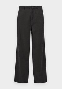 Pantalones de pana negros con un diseño de pierna ancha, que presentan una textura de acanalado vertical, un cierre de cremallera con botón y bolsillos frontales.