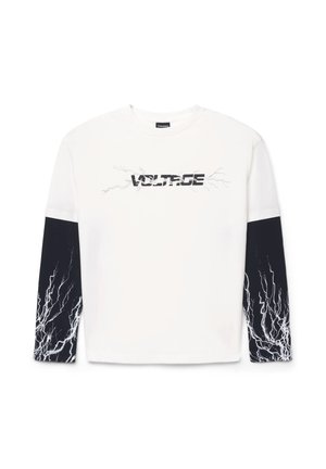 Camicia bianca a maniche lunghe con maniche nere che presenta disegni di fulmini bianchi e la parola "VOLTAGE" con effetti di fulmini sul petto.