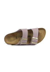 Hellblaues Birkenstock-Sandale mit zwei verstellbaren Riemen und goldfarbenen Schnallen. Korkfußbett mit strukturierter Oberfläche für Komfort.