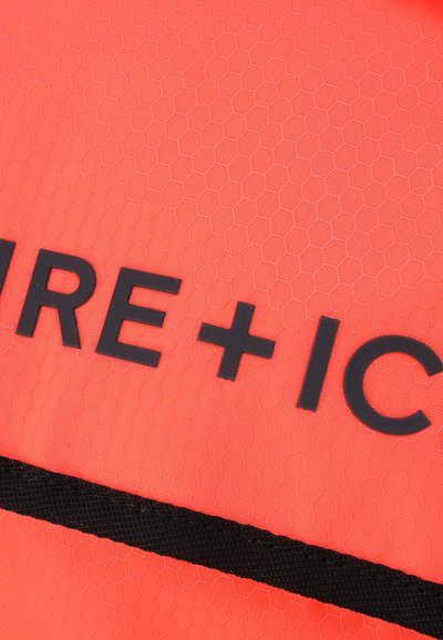 Helles oranges Gewebe mit einer sechseckigen Textur, auf dem in schwarzer Schrift "FIRE + ICE" steht. Inklusive einem schwarzen Tragegurt.