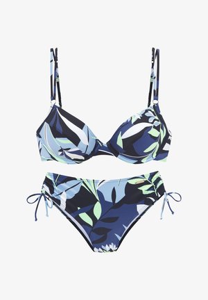 Bikini-set met een gevormde bh-top met verstelbare bandjes en een strikvlak aan de zijkant. Kleurrijk bladerenpatroon op een donkerblauwe achtergrond.