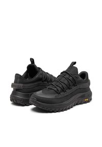 Mustat ulkokengät, joissa on teksturoitu päällinen, kumipohja ja kestävät nauhat. Ominaisuuksiin kuuluu vahvistettu kanta ja Vibram-brändäys pohjassa.