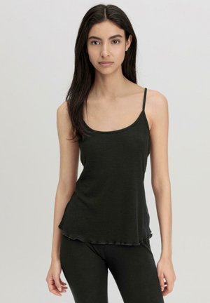 Zwarte tanktop met dunne bandjes, zachte stof, comfortabele pasvorm en geschulpte zoom. Gecombineerd met bijpassende onderkleding voor een samenhangende look.