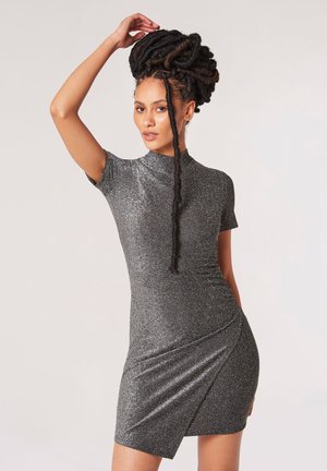 Sukienka na krótki rękaw, dopasowana, uszyta z metalicznego szarego materiału, z wysokim kołnierzem i drapowaną ozdobą na spódnicy.