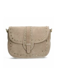 Beige Wildleder Umhängetasche mit einem Klappenverschluss, verziert mit goldfarbenen Nieten entlang der Kanten und einem zentralen Riemen-Detail. Glatte Textur.