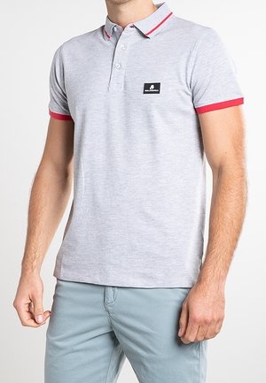 Graues Poloshirt mit roten Akzenten am Kragen und den Ärmeln. Verfügt über drei Knöpfe und ein kleines Logo-Patch auf der Brust. Glatte Textur.