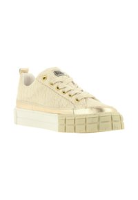 Sneaker in tela beige con texture a coste, dettagli in oro metallico, punta rotonda e suola in gomma spessa con pattern rettangolari.