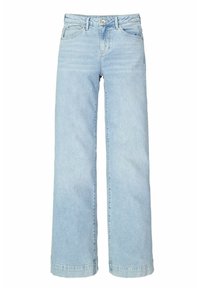 Lichtblauwe wijde jeans met vijf zakken, riemlussen en een knopen- en ritsluiting aan de voorkant op een witte achtergrond.