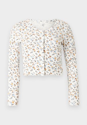 Λευκή ριμπ πλεκτή κοντή ζακέτα με μακριά μανίκια, μικρό μπλε, πορτοκαλί και μαύρο λουλουδένιο μοτίβο, κούμπωμα με κουμπιά μπροστά και στρογγυλή λαιμόκοψη.