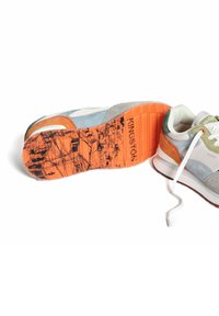 Zapatillas con una combinación de ante gris, acentos naranjas y una suela naranja con patrón que lleva el texto "KINGSTON", cordones blancos y un diseño acolchado.