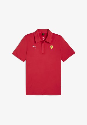 Rotes Polohemd aus glattem Stoff mit Kragen, kurzen Ärmeln, einem weißen Puma-Logo und einem Ferrari-Abzeichen auf der Brust.
