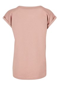 Lys pink, blød bomulds t-shirt med rund halsudskæring og korte, rullede ærmer. Bagsiden er enkel med en lige skæring.