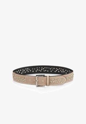 Cinturón de ante color marrón claro con adornos de tachuelas plateadas en la parte frontal. Tiene una hebilla plateada y un interior negro suave.