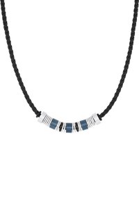 Collana intrecciata in pelle nera con accentuazioni in metallo argento e blu di varie forme e texture, disposte in un motivo.