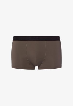 Braune Boxershorts mit einem schwarzen elastischen Bund, der mit geprägt Branding versehen ist. Hergestellt aus glattem, dehnbarem Stoff mit genähten Details.