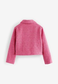 Gekürzte Jacke aus strukturiertem pinkfarbener Stoff, mit klassischem Kragen, langen Ärmeln und einer leicht lockeren Passform im Rücken.
