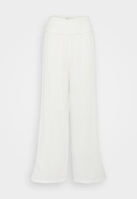 Bílé široké kalhoty s vypleteným vysokým pasem. Vyrobené z lehké texturované tkaniny s jemným, splývavým designem.