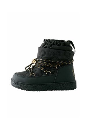 Stivale invernale trapuntato nero con colletto elastico alla caviglia, lacci con accenti dorati e suola in gomma strutturata. Presenta modelli decorativi e cuciture.