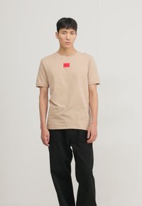 HUGO DIRAGOLINO - Základné tričko - medium beige