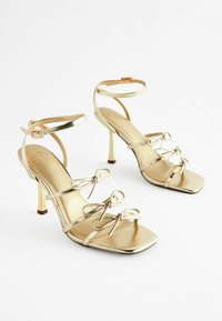 Next FOREVER COMFORT MULTI BOW REGULAR FIT - High Heel Sandalette - gold
