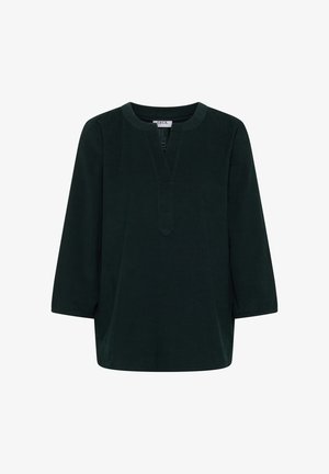 Blusa de manga larga verde oscuro en tejido suave, con un escote redondeado y una tapeta sin botones con una pequeña hendidura en la parte delantera.