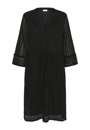 Melna adīta kleita ar V-veida kakla izgriezumu, trīs ceturtdaļu piedurknēm un teksturētām virsmām. Garums ir zem ceļgaliem ar izpletu svārku.