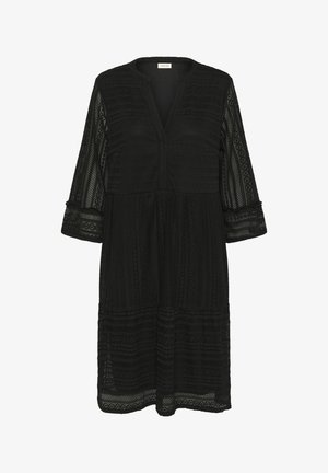 Melna adīta kleita ar V-veida kakla izgriezumu, trīs ceturtdaļu piedurknēm un teksturētām virsmām. Garums ir zem ceļgaliem ar izpletu svārku.