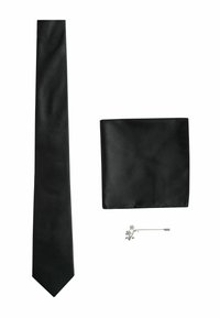 Melnas zīda kaklasaites ar smailu galu, atbilstoša melna kabatlakati�ņa un sudraba rozes piegriezums, visi skaisti noformēti uz baltā fona.