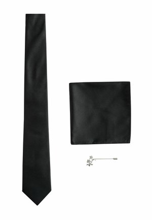 Fekete selyem nyakkendő hegyes véggel, egy hozzá illő fekete zsebkendő és egy ezüst rózsa hajtókás kitűző, mindez szépen elrendezve egy fehér háttéren.