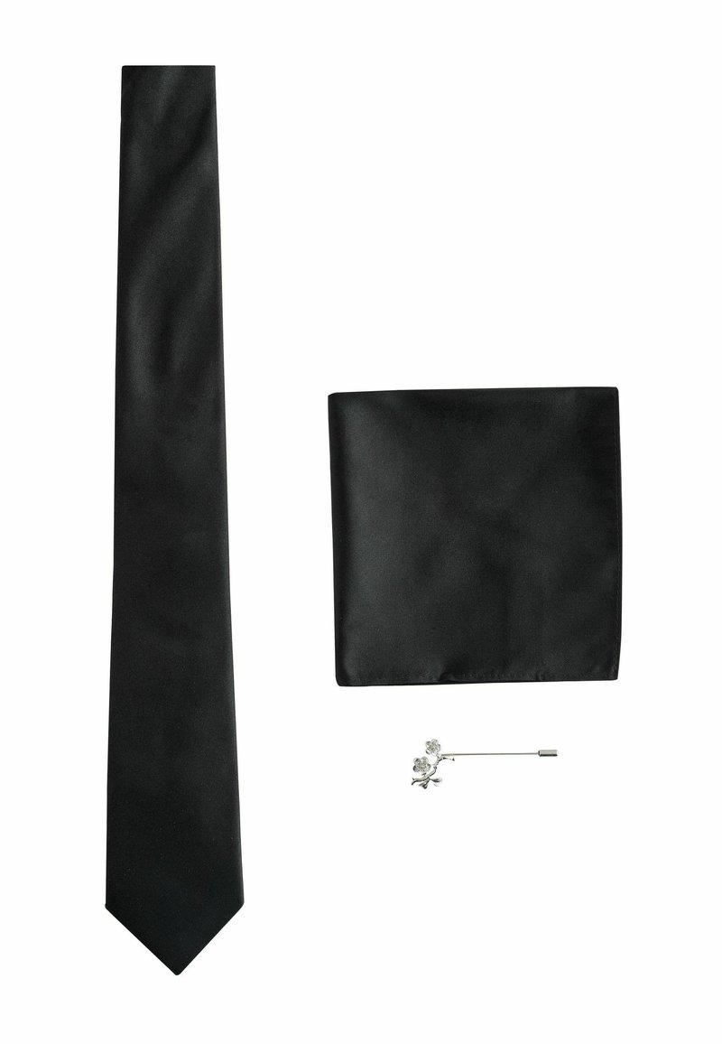 Melnas zīda kaklasaites ar smailu galu, atbilstoša melna kabatlakatiņa un sudraba rozes piegriezums, visi skaisti noformēti uz baltā fona.