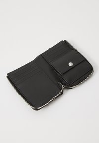 Portafoglio in pelle nera con chiusura a zip, diversi scomparti per carte, una tasca con chiusura a pressione e una superficie liscia. Presenta hardware di colore argento.