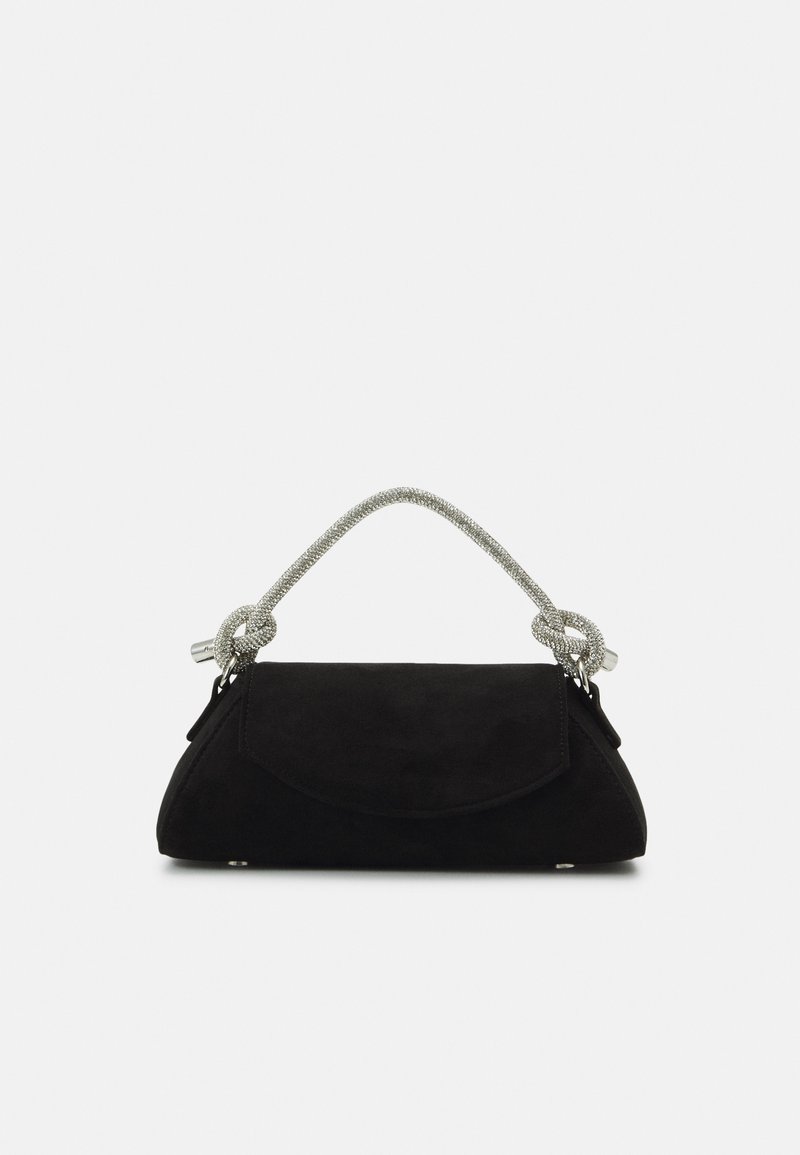 Petit sac à main noir avec rabat incurvé et anse tressée argentée nouée aux deux extrémités, sur un fond clair uni.